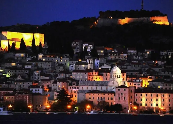 公寓 Komfortable- Modern Eingerichtete By Interhome 希贝尼克