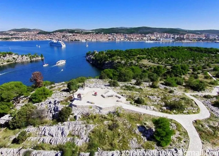 דירה Komfortable- Modern Eingerichtete By Interhome שיבניק